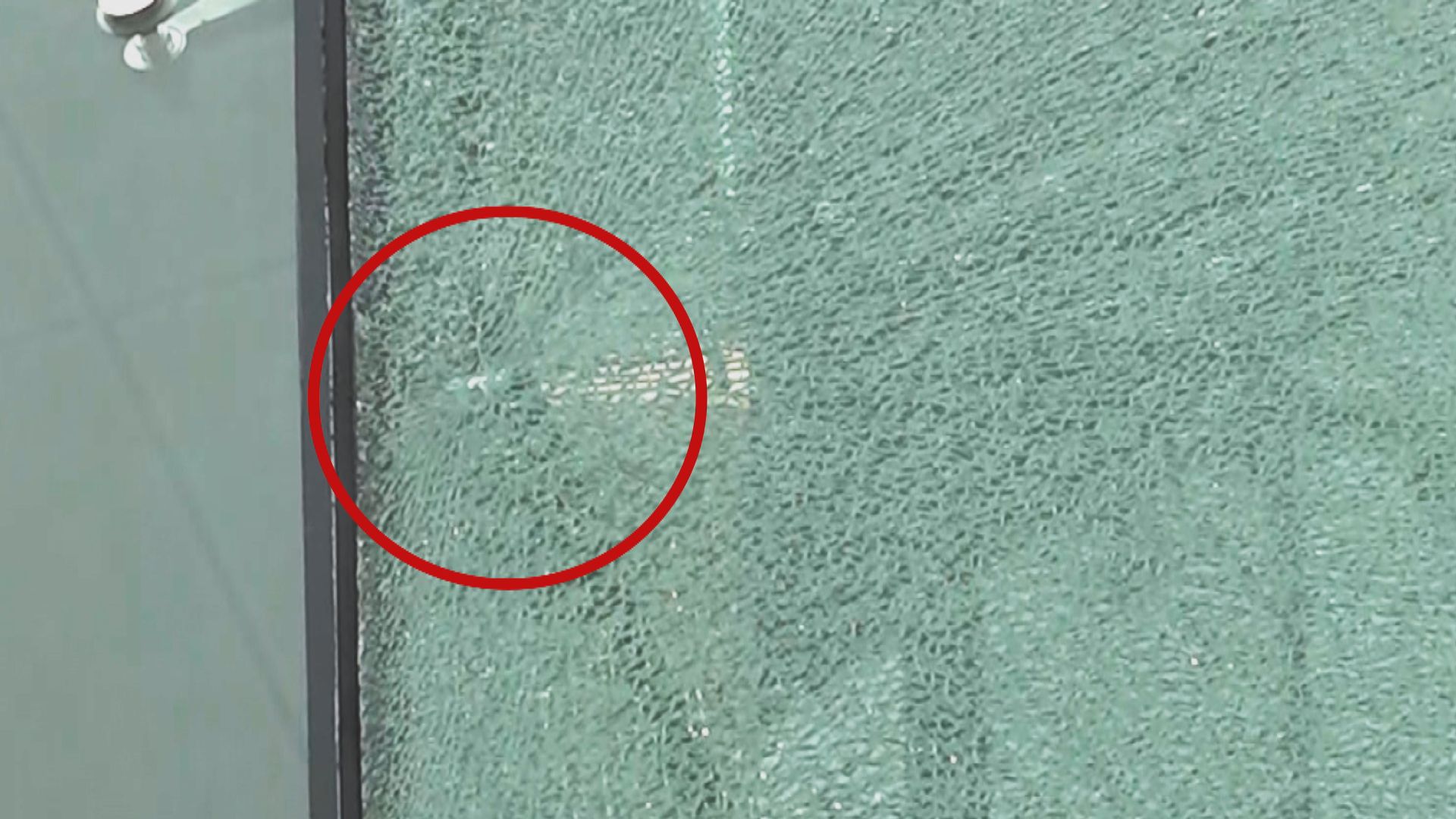 西九法院玻璃幕牆碎裂　疑有物體從大樓外射入