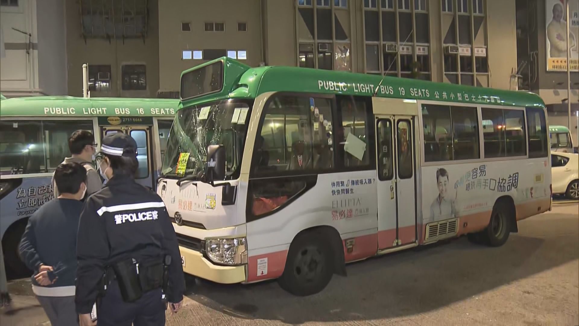 柴灣三輛小巴遭刑事毀壞