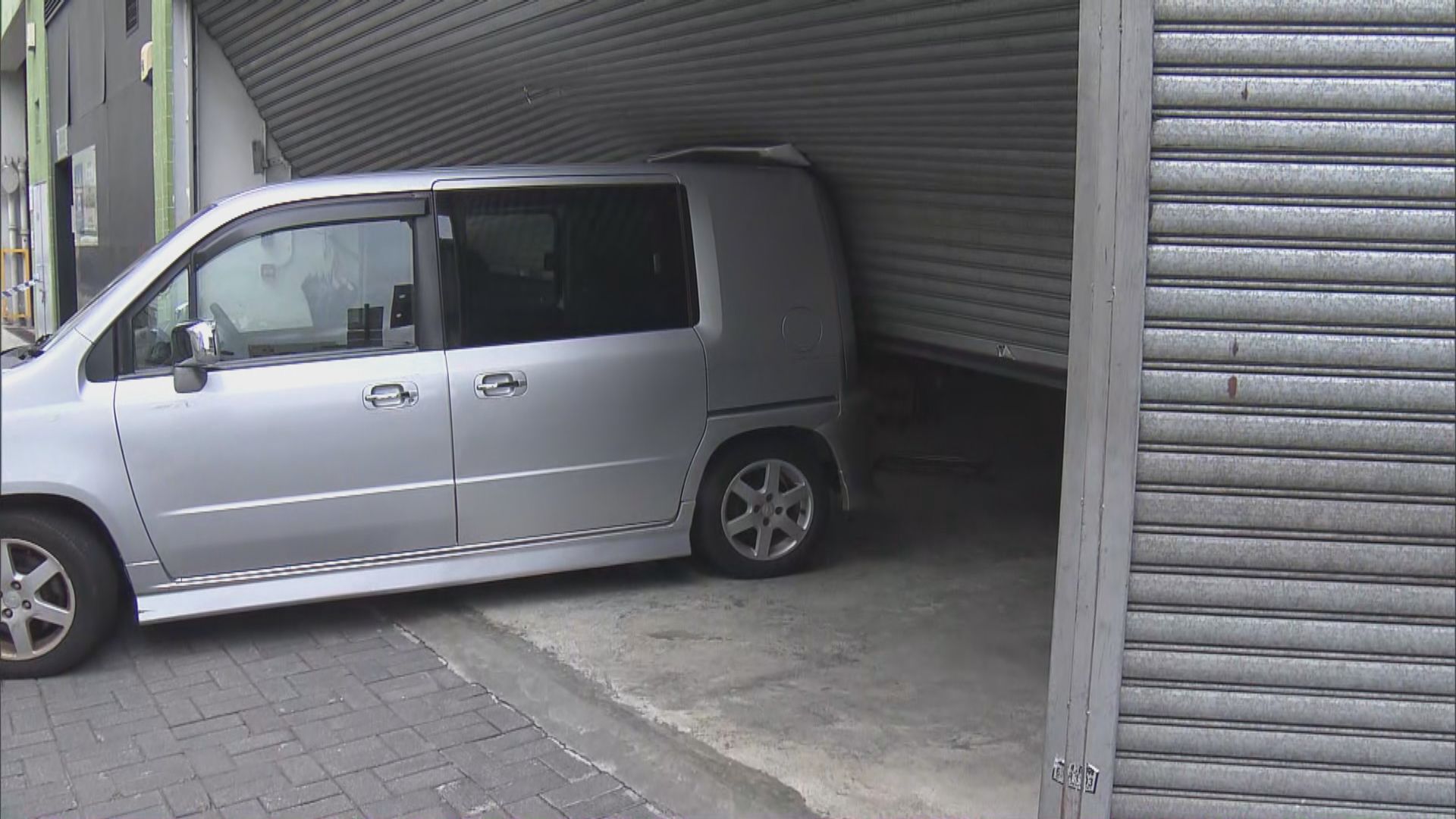 粉嶺驗車中心被私家車撞閘毀壞