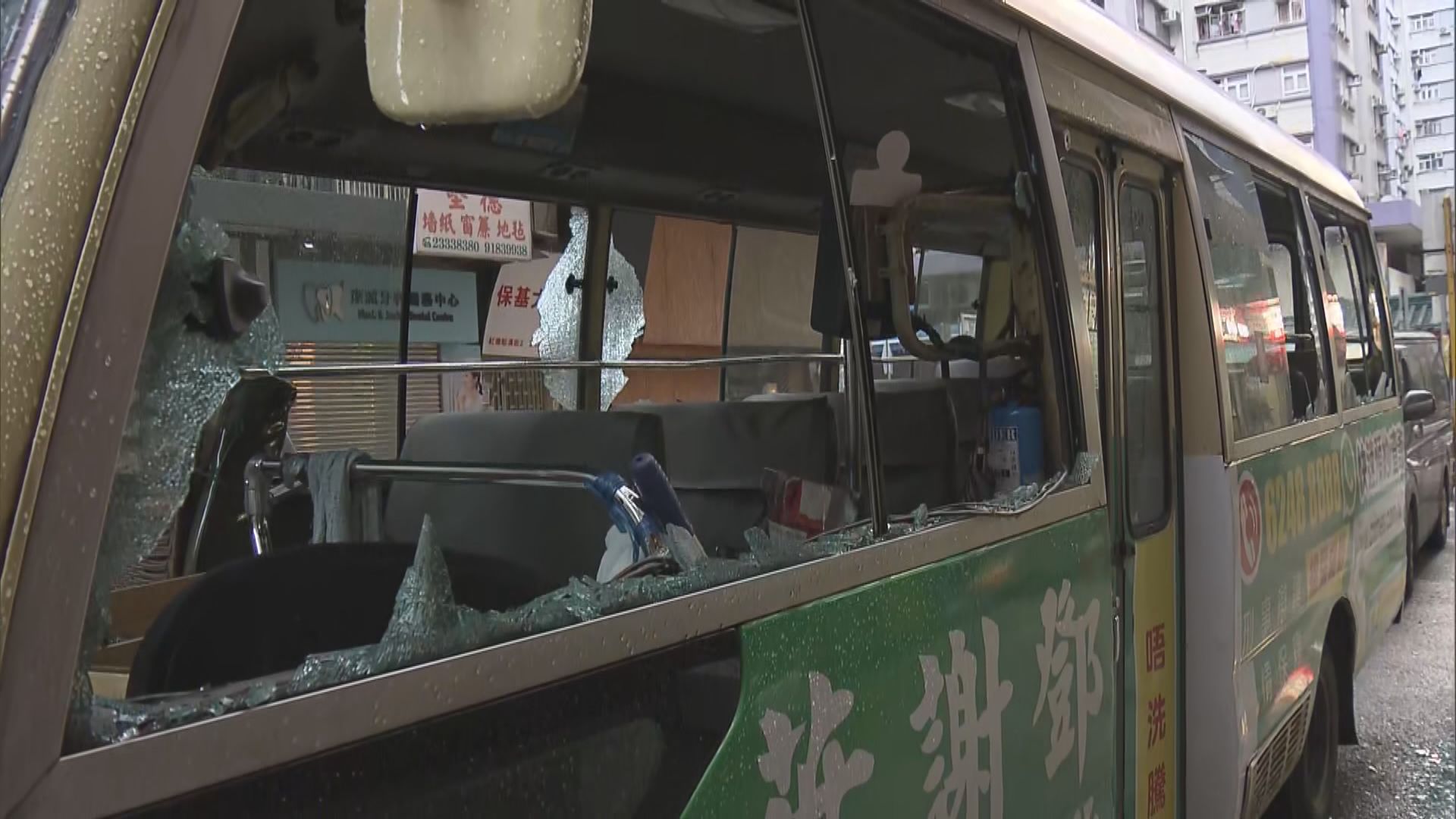 紅磡兩部小巴清晨發現被刑事毀壞