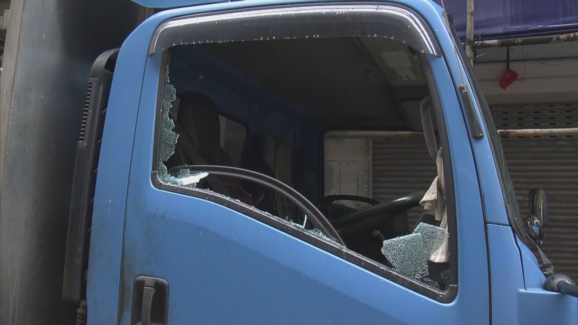 深水埗兩部貨車被刑事毀壞警緝兩兇徒