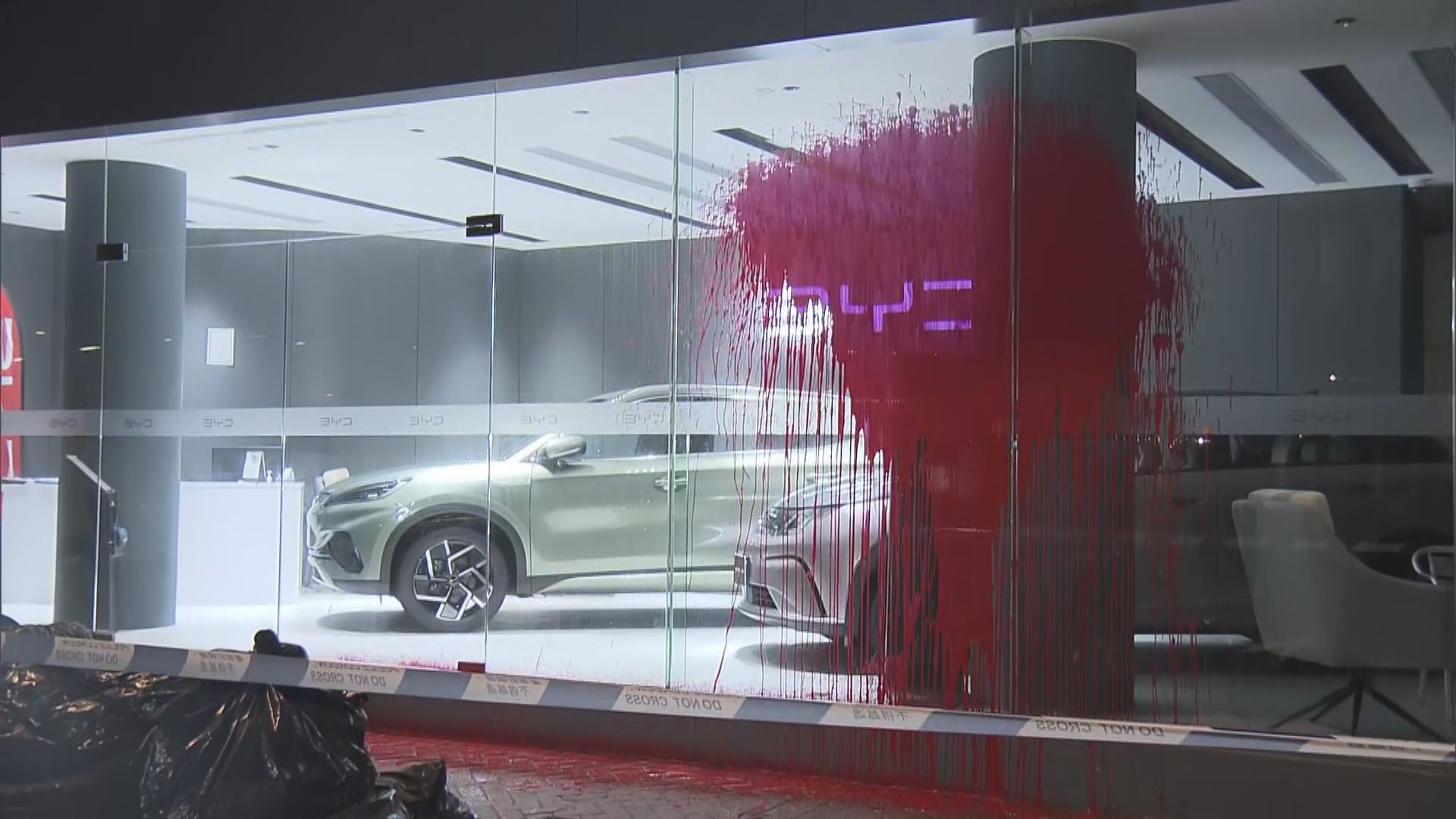 尖沙咀及灣仔兩間車行遭淋油刑毀