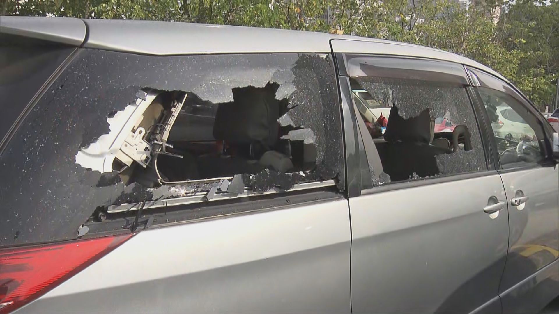 元朗露天停車場廿多輛車遭刑毀