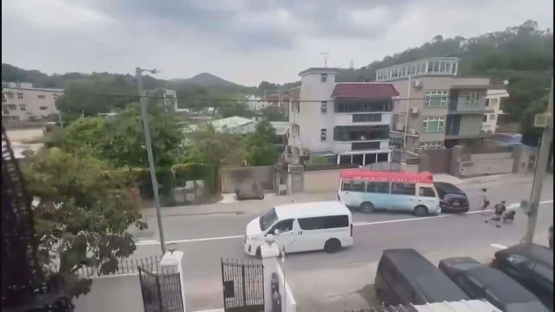 警方拘兩男涉大棠路狂亂駕駛及刑毀案　另通緝涉案小巴司機　反黑組跟進