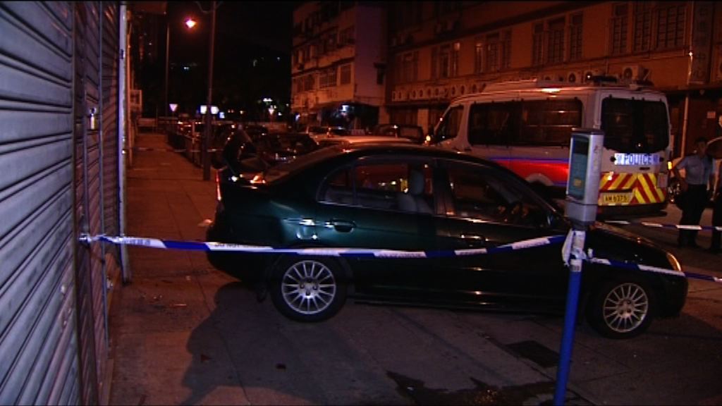 九龍城酒吧遭私家車撞閘刑毀