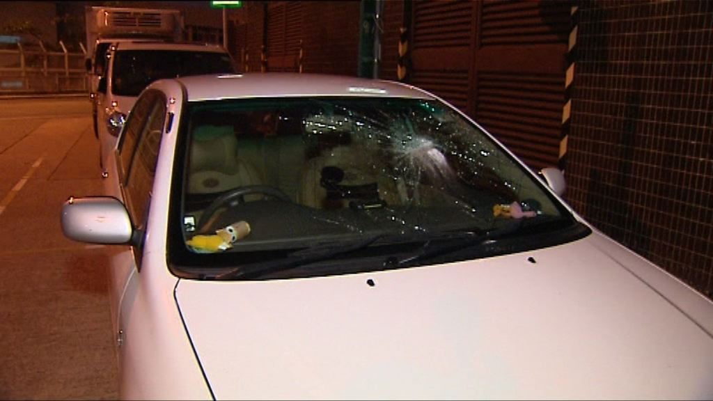 葵涌三私家車遭刑毀玻璃碎裂