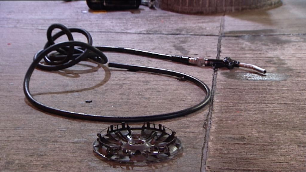 旺角客貨車撞毀油站設施後逃去