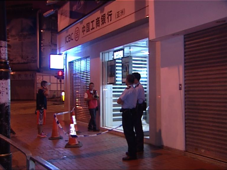 北角醉漢鐵鎚毀櫃員機被捕