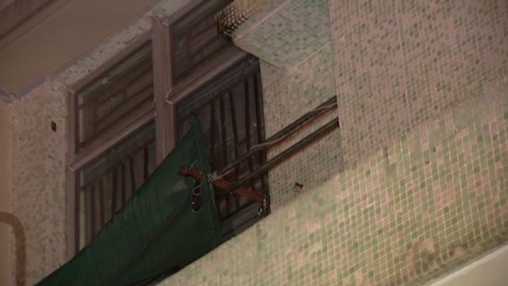 明德邨單位玻璃窗疑被氣槍射破