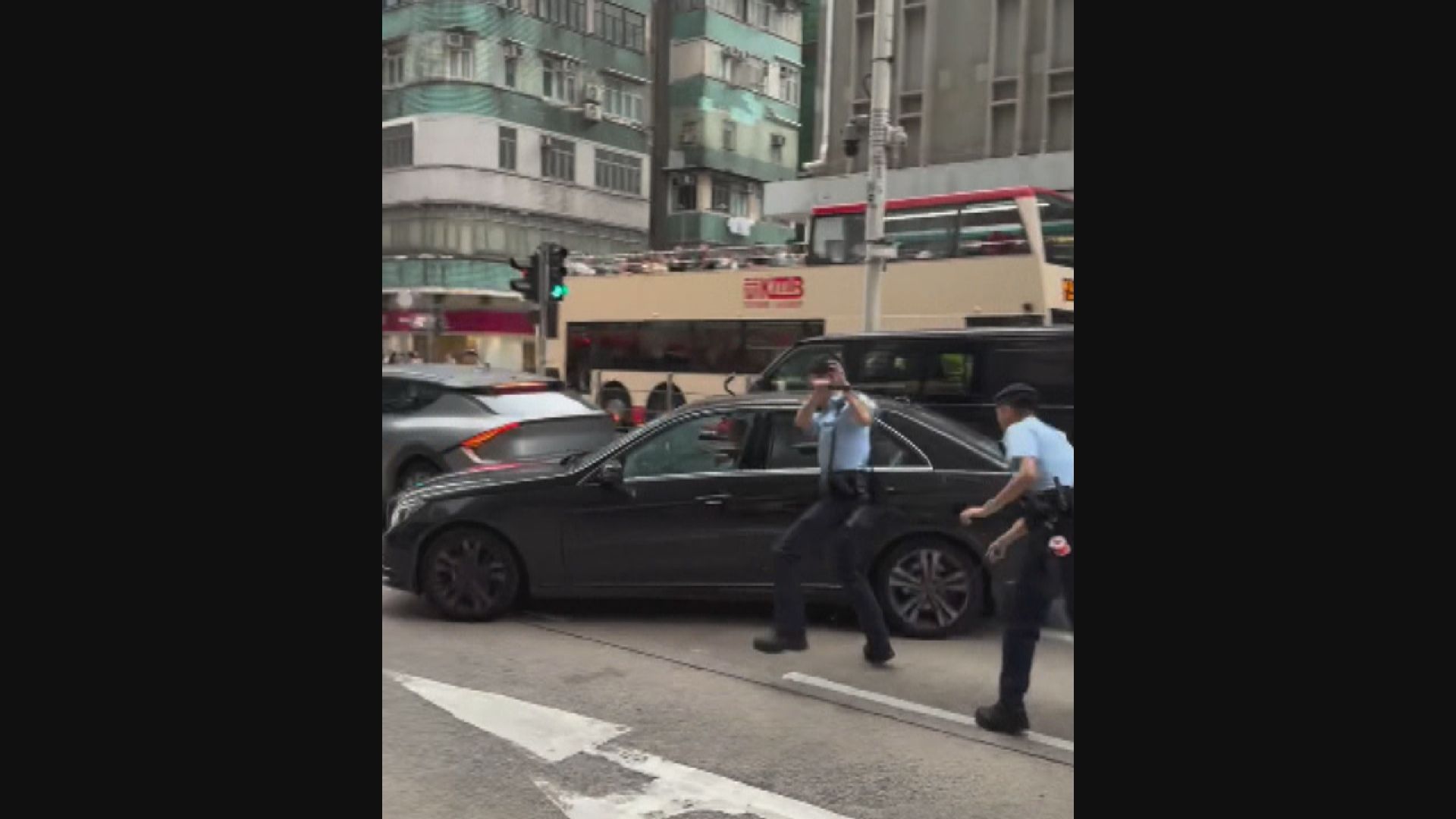 旺角周一私家車逃避追捕連撞多車　警拘兩男一女