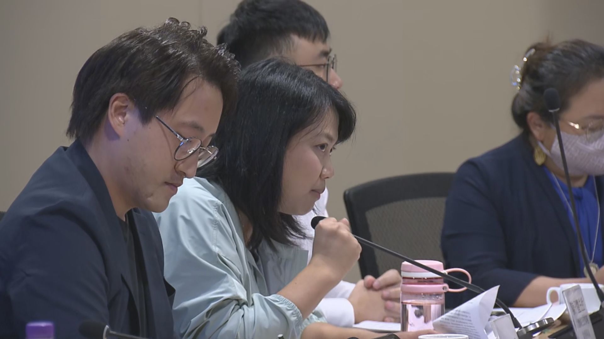 多名區議員質疑如何保證簡約公屋居民如期遷出