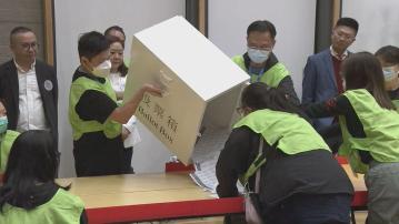 李家超及陸啟康等巡視皇仁書院點票站