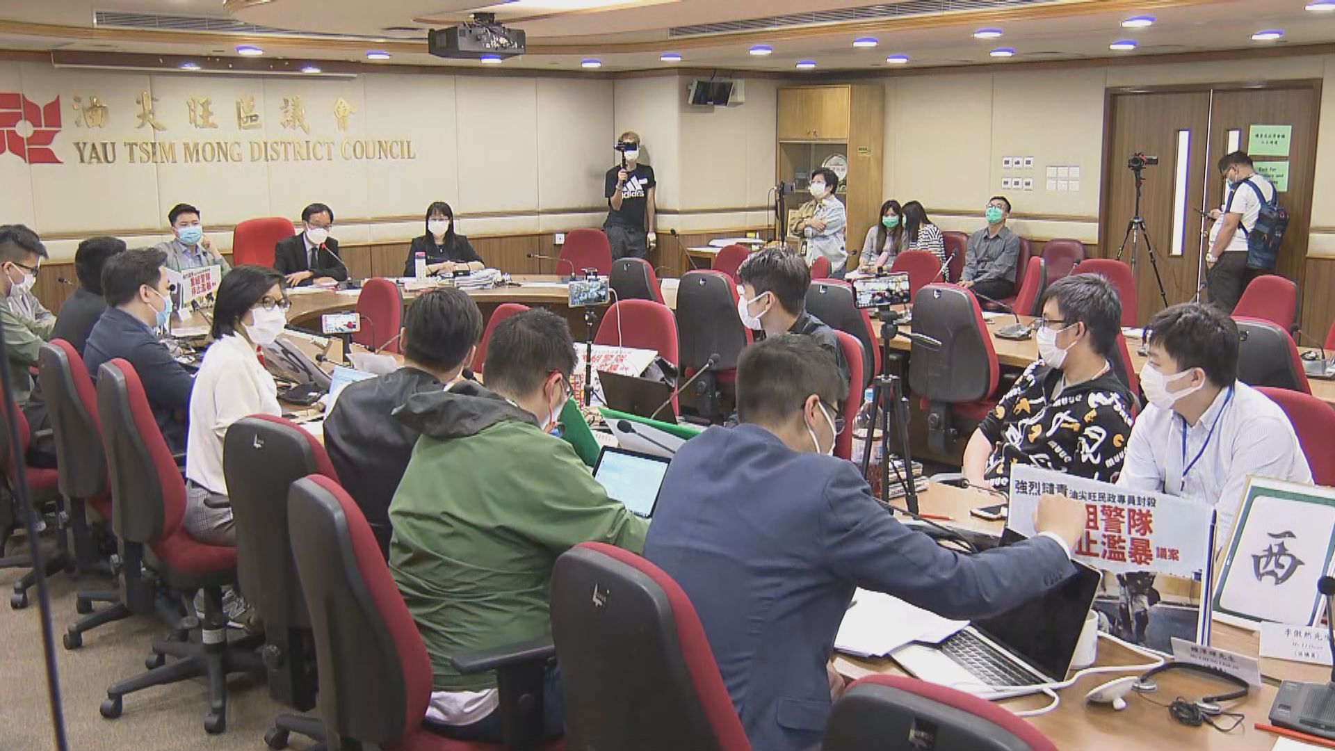 油尖旺區議會討論重組警隊議案　警方代表批有區議員「吃人血饅頭」