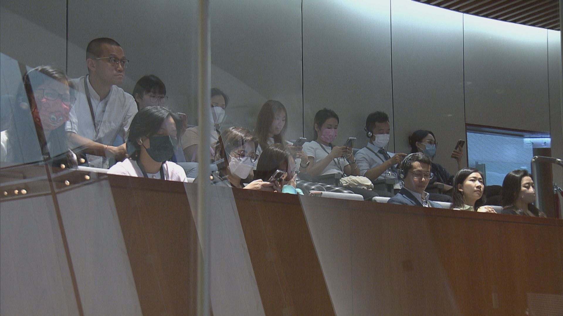 多名建制社團成員旁聽立法會支持區議會修例