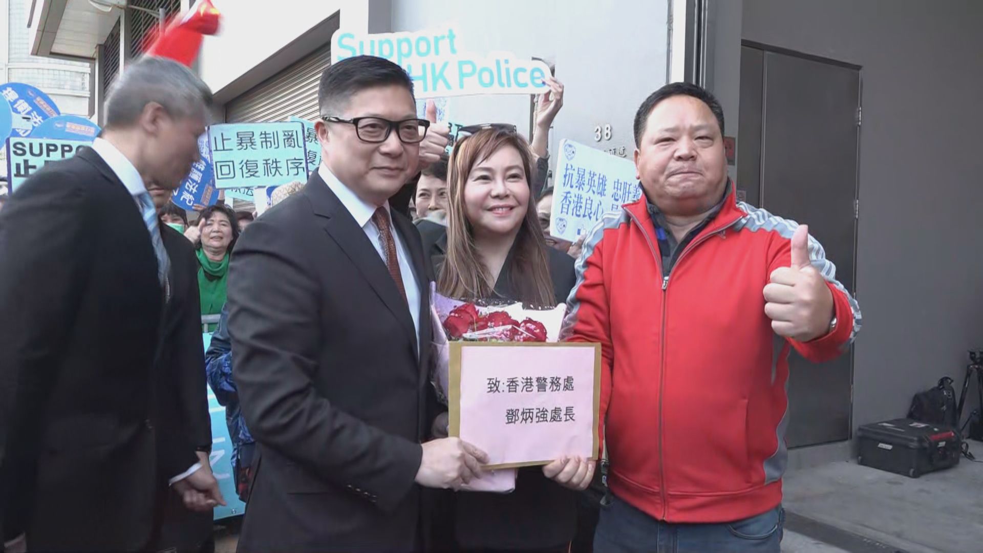 鄧炳強出席中西區區議會會議　撐警女子拍打本台鏡頭