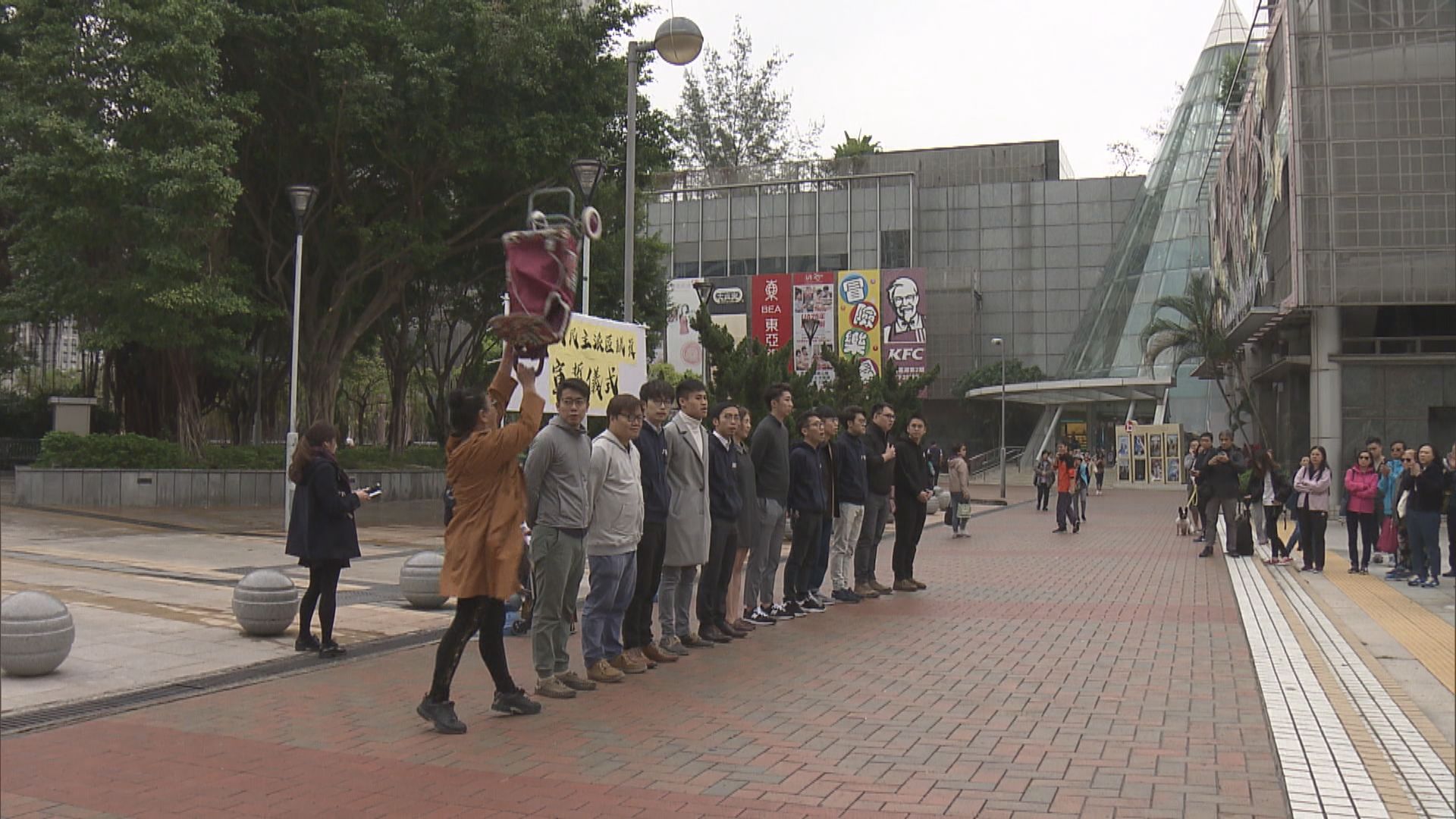 民主派元朗區議員宣誓一度發生衝突