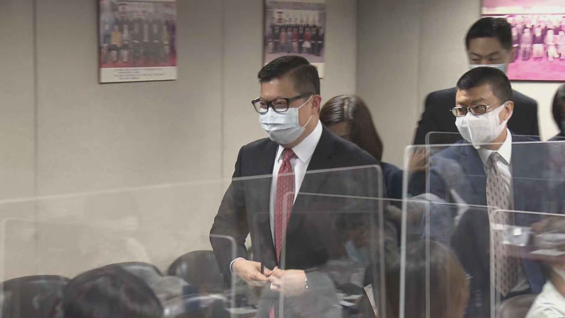 鄧炳強出席灣仔區議會會議