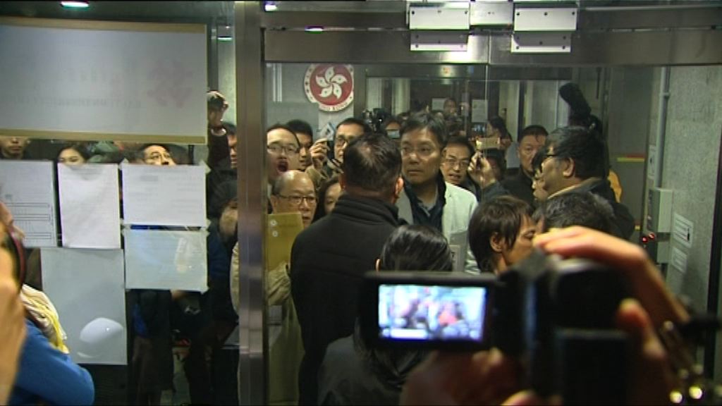 東區區議會提補選質詢　民主派指被人阻礙開會