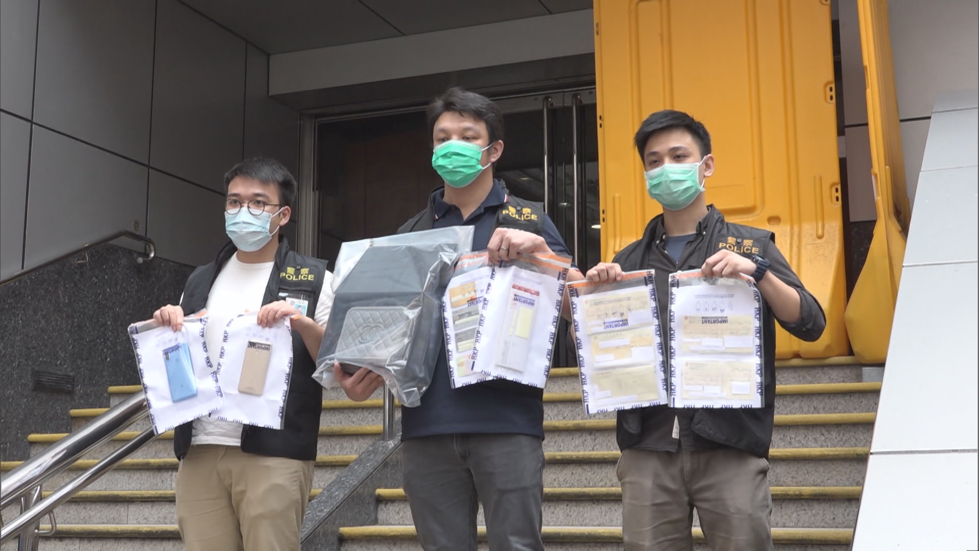 警拘三人　瓦解網上騙案集團