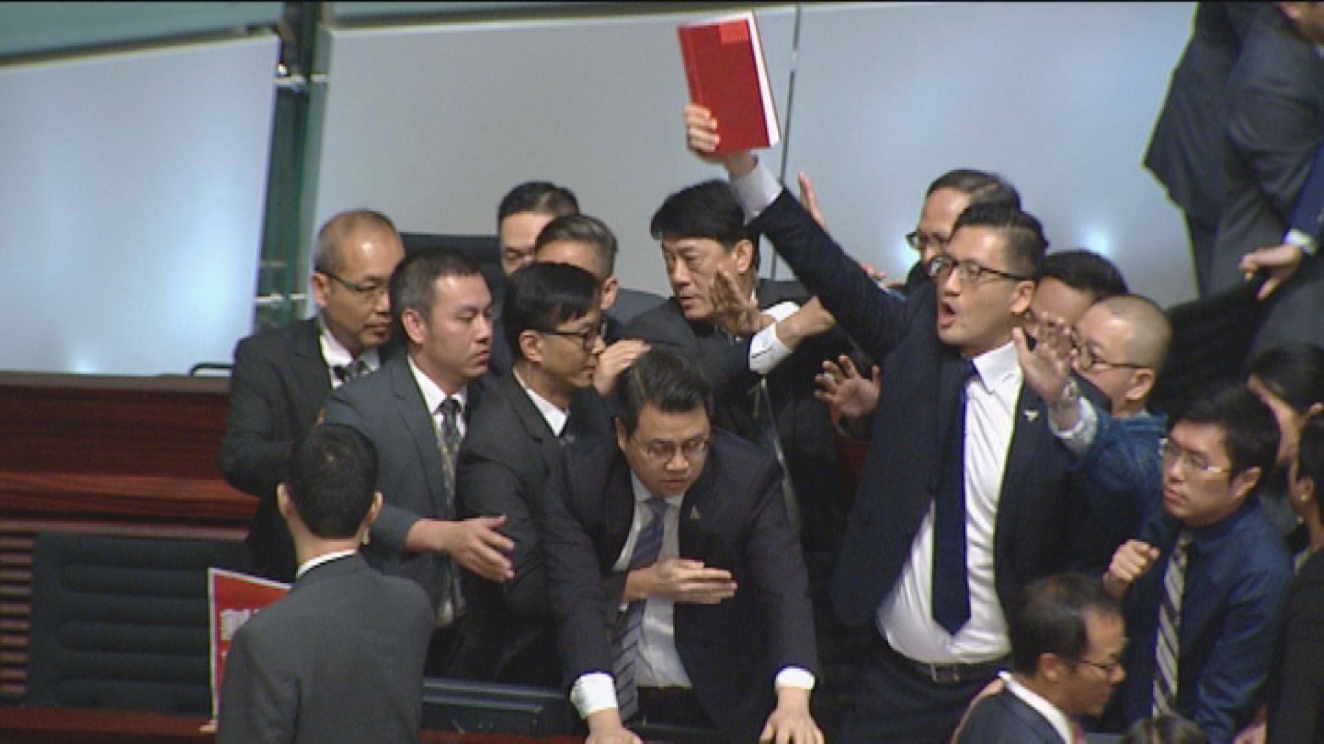 盧偉聰：徵詢律政司意見後才決定以甚麼條例檢控