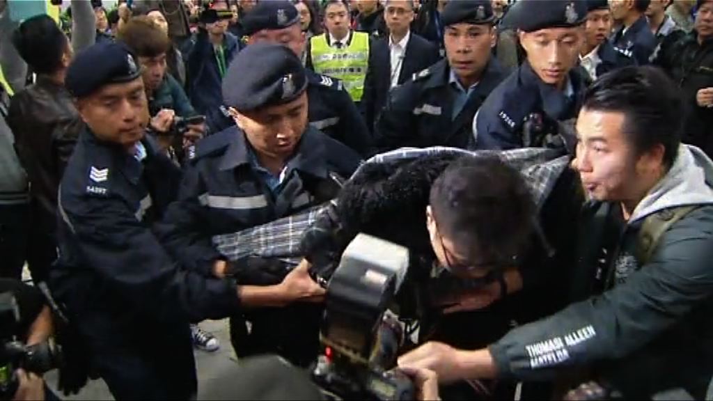 警方凌晨抬走立會示威區內留守人士