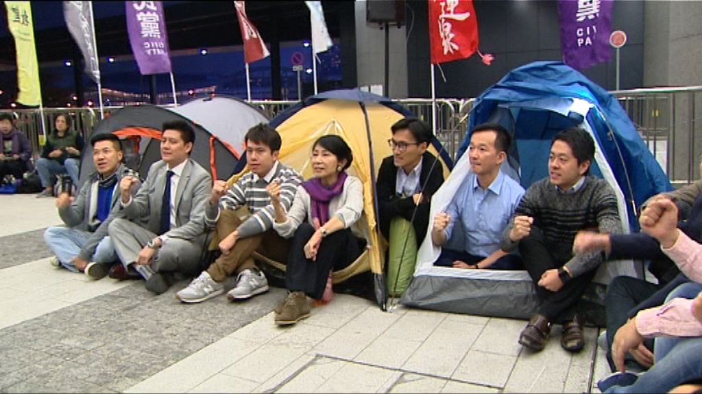 民主派立會外紥營抗議修改議事規則