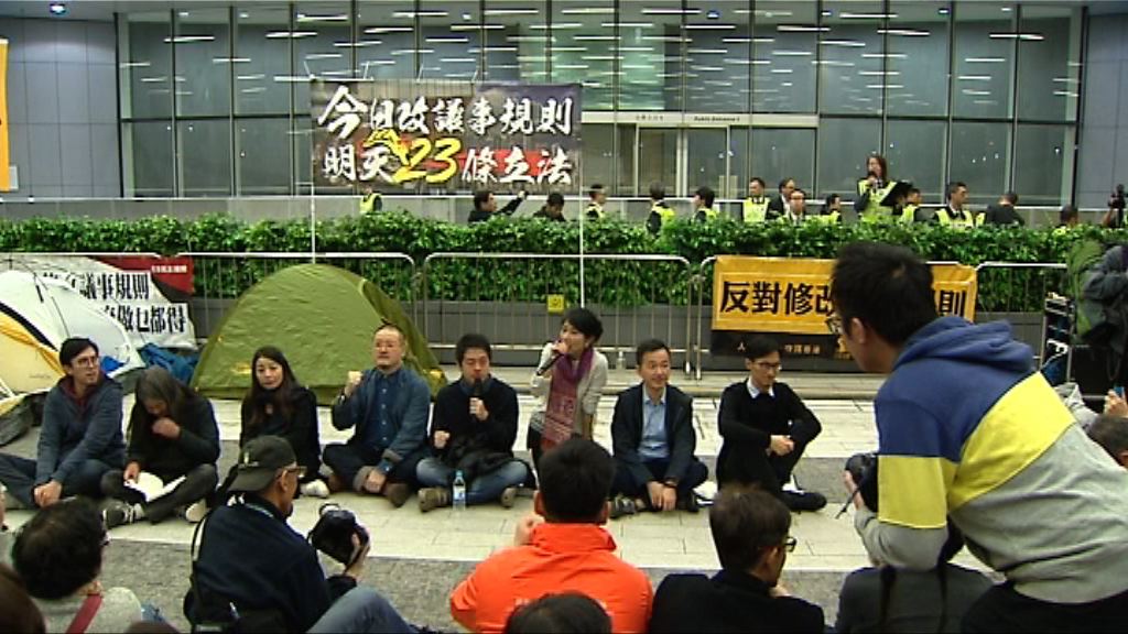 民主派紮營抗議　大批警員附近戒備