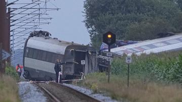 丹麥南部有列車與車輛相撞後出軌　1死多傷