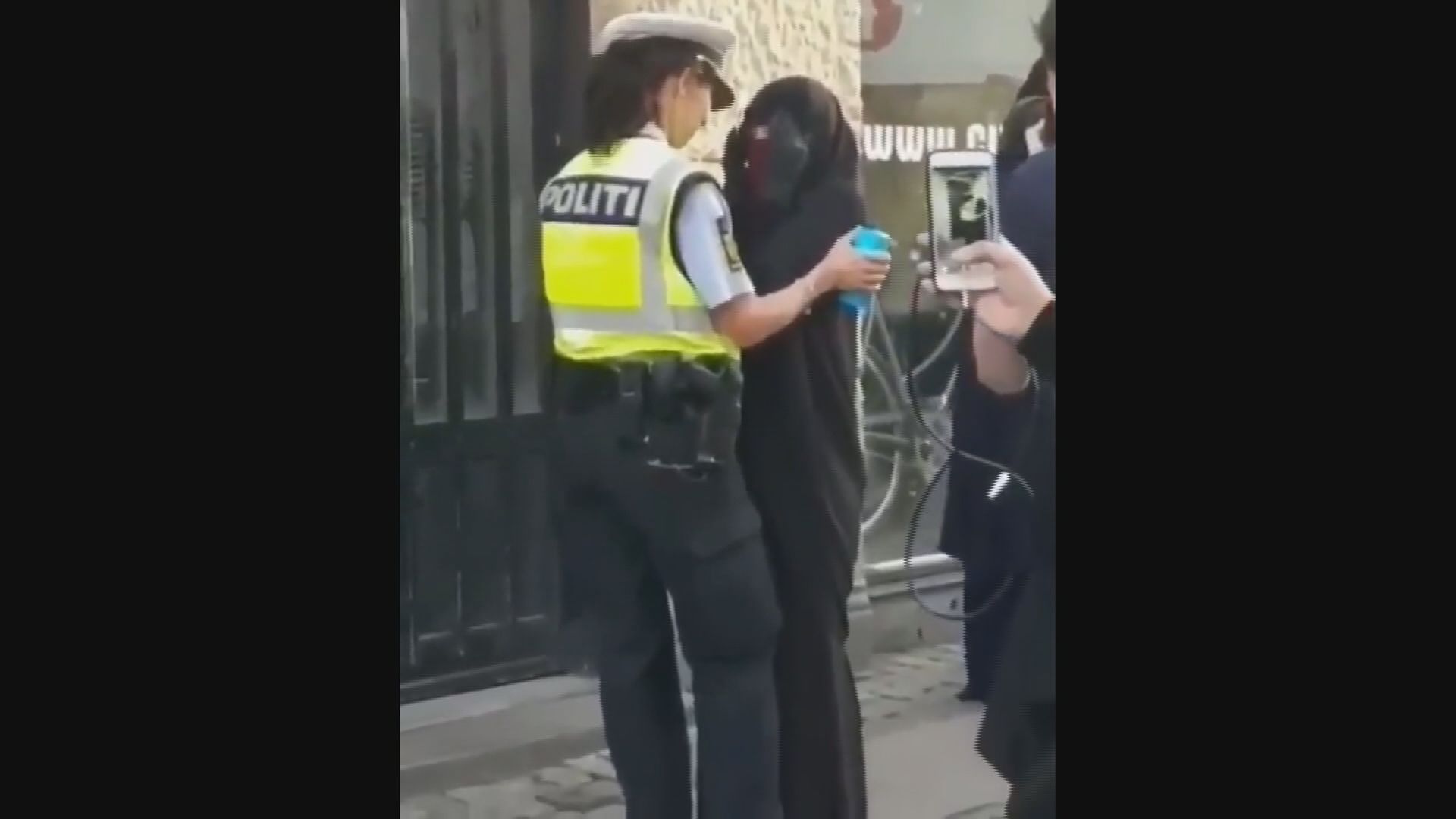 丹麥女警擁抱戴面紗穆斯林惹爭議