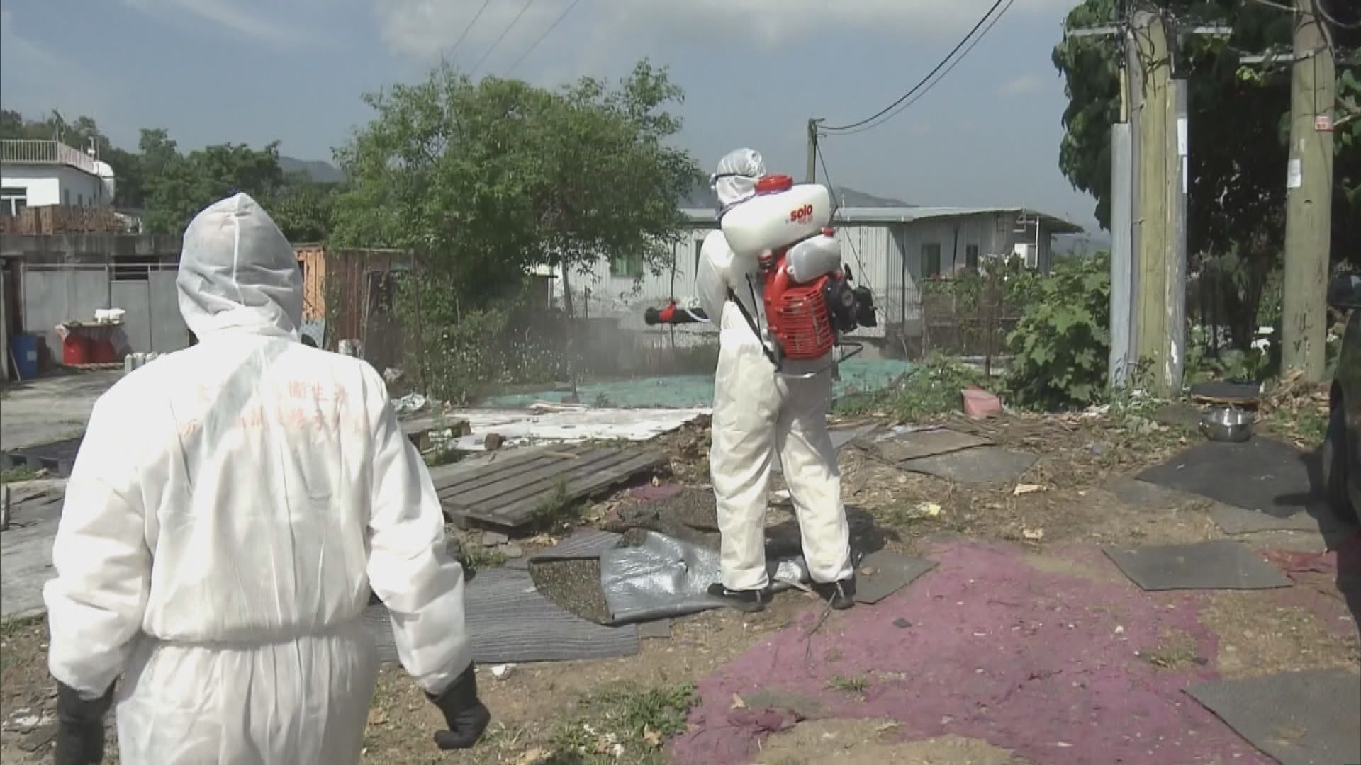食環署派人到元朗崇山新村一帶滅蚊