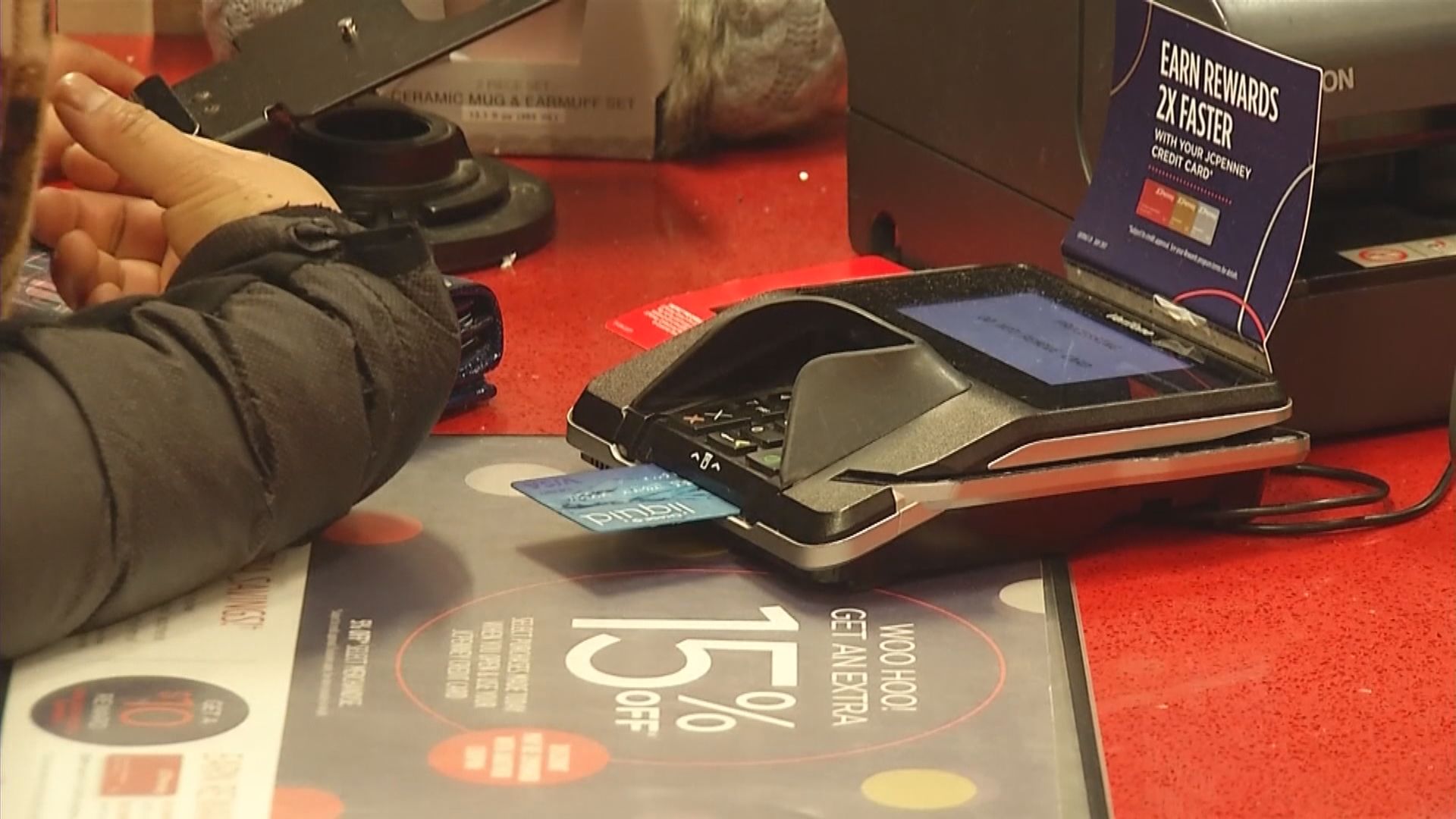 特朗普重申需要設定信用卡利率上限　摩通CEO：將帶來經濟災難