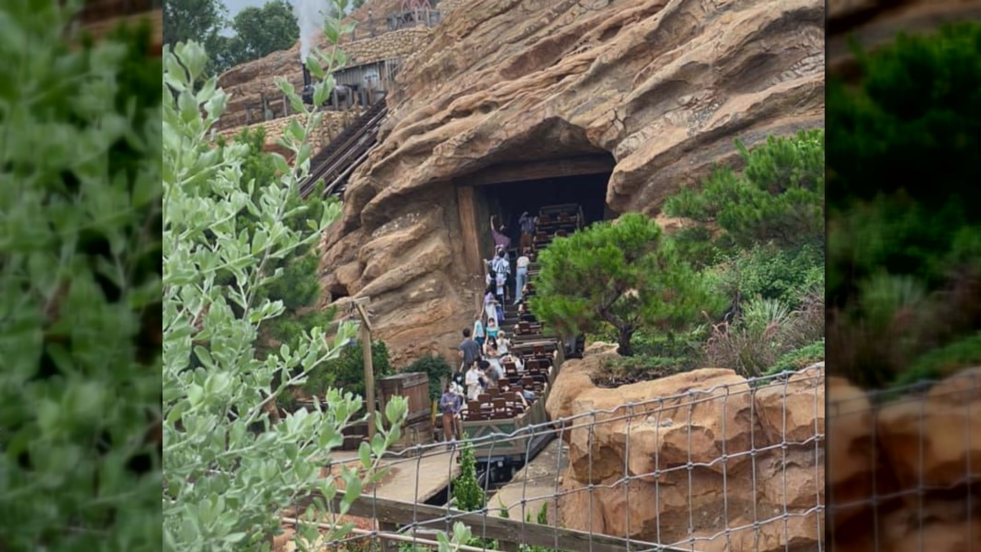 迪士尼灰熊山極速礦車一度暫停　車上遊客要下車離開