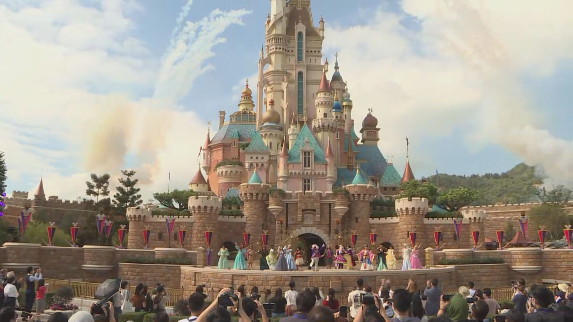 香港迪士尼樂園城堡經翻新後重開