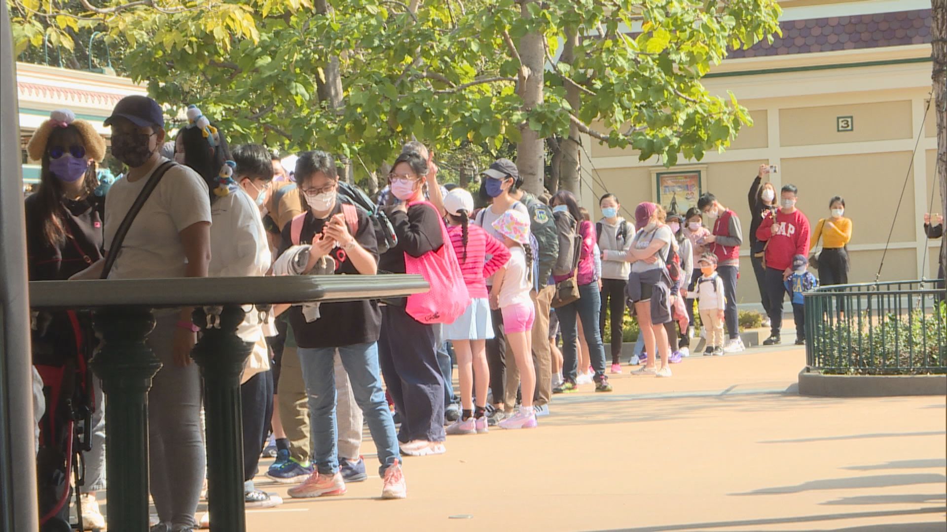 迪士尼樂園重開　逾百人門外排隊等入場