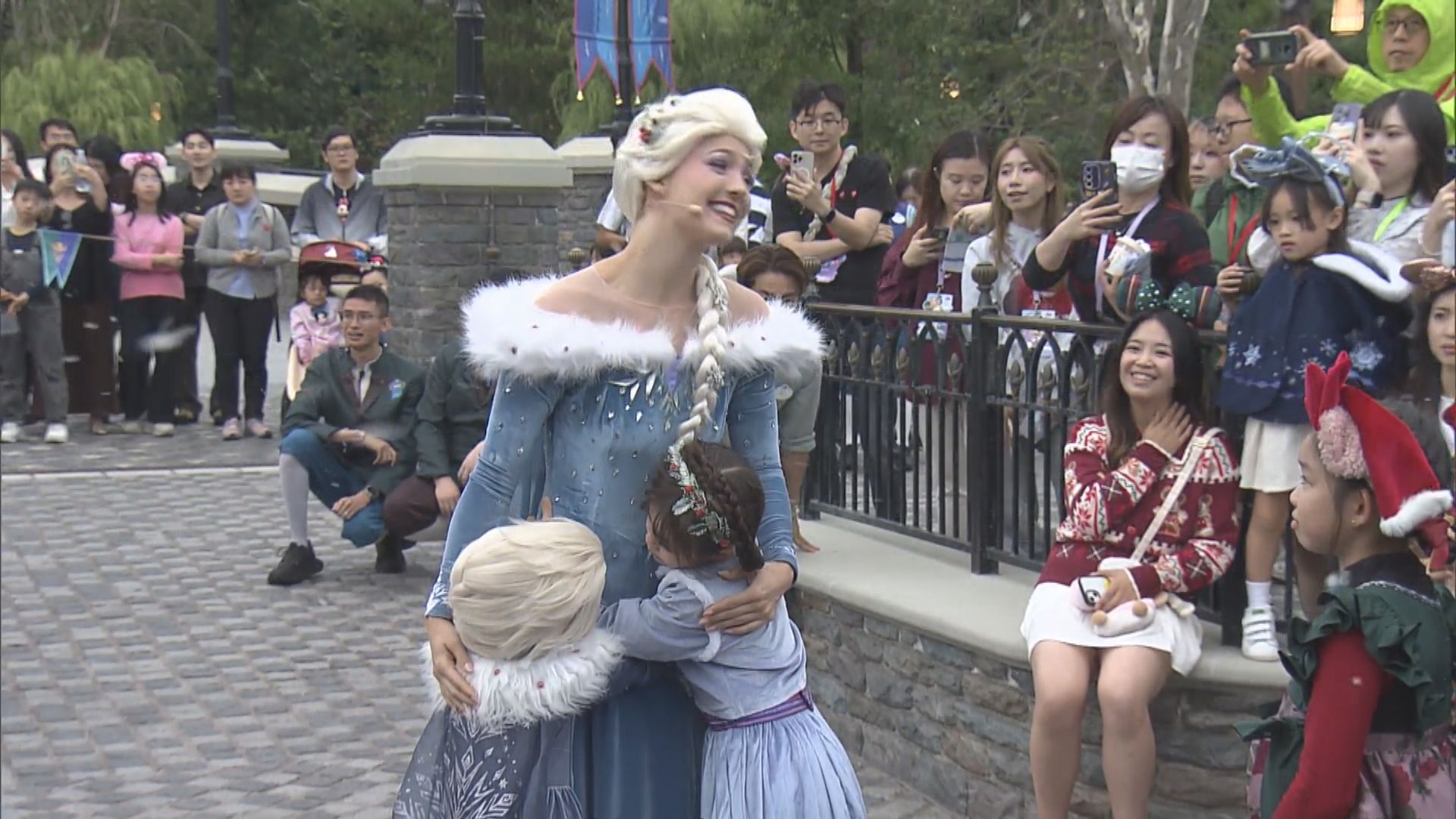 香港迪士尼推聖誕活動　魔雪奇緣園區換飄雪冬裝