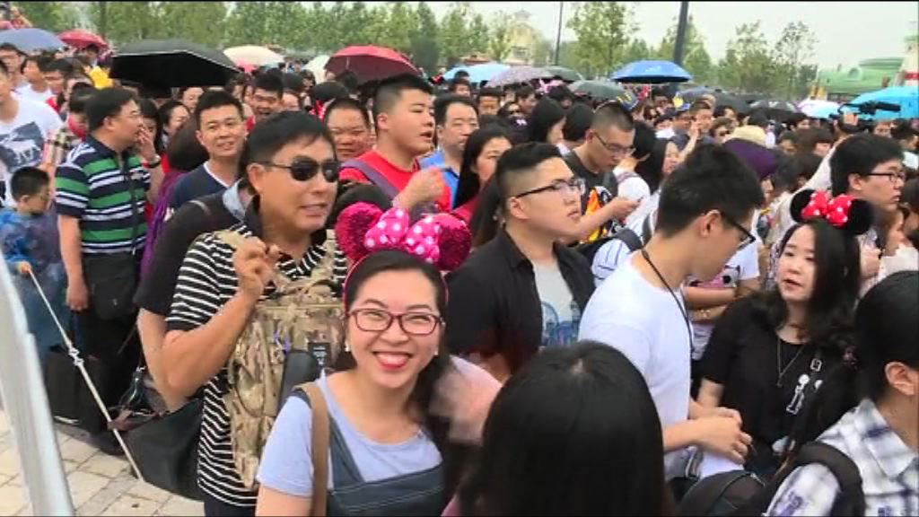 大批旅客等候上海迪士尼開幕