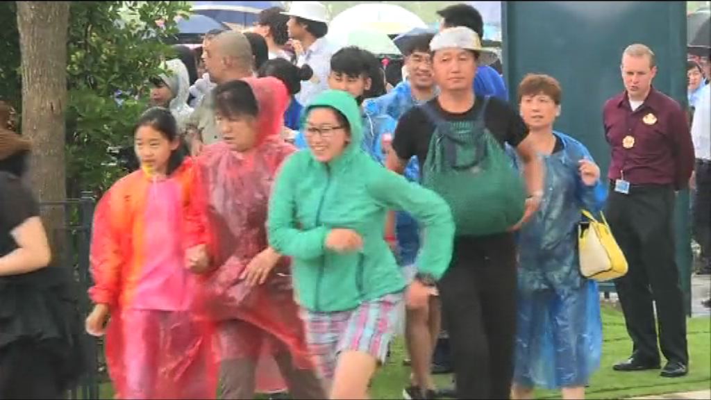 上海迪士尼正式對外開放　大批遊客一早排隊