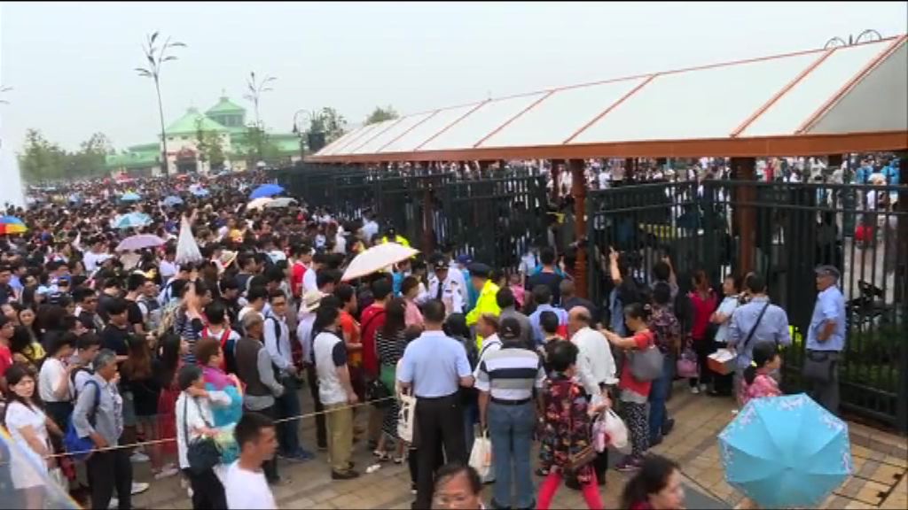 【上海直擊】迪士尼開幕萬人冒雨等入場