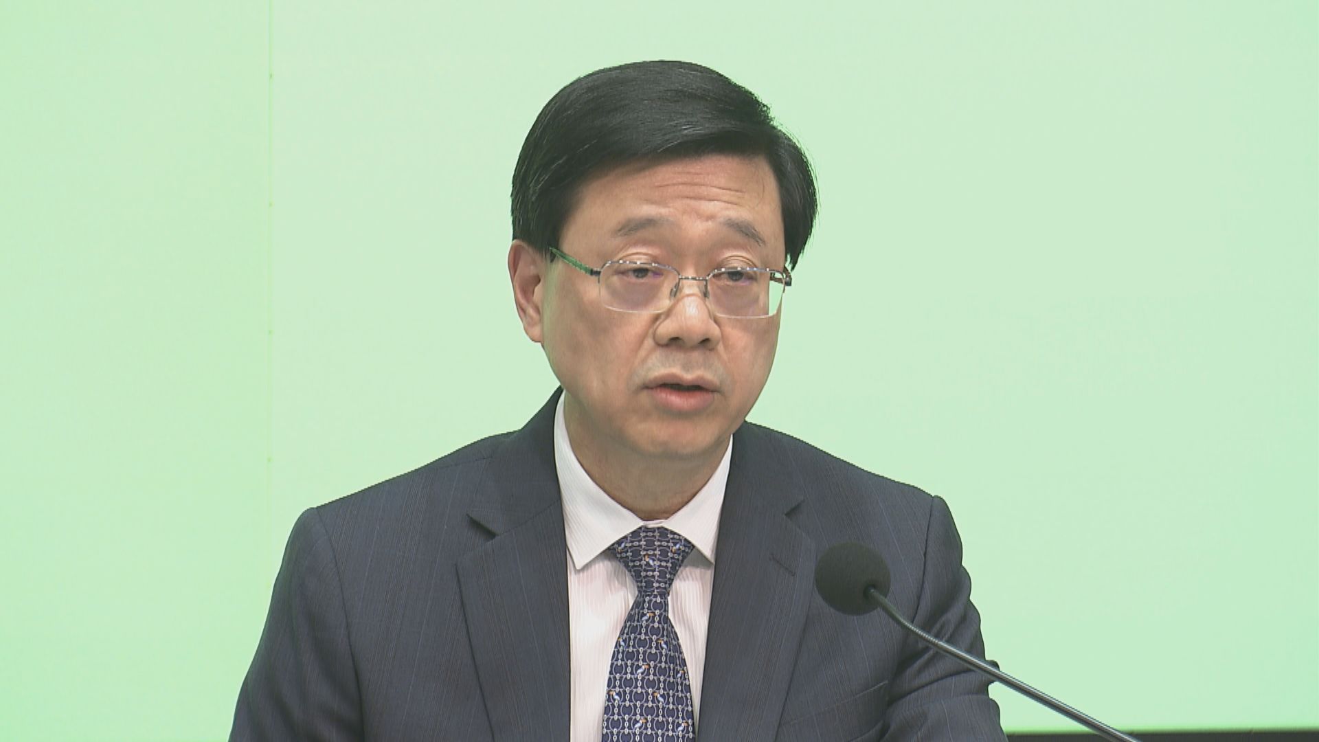 李家超：新方案確保區會去政治化　不容許區議員攬著市民跳崖