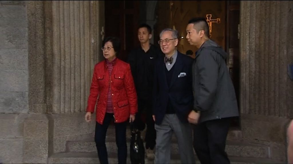 保釋後首天　曾蔭權與太太到教堂