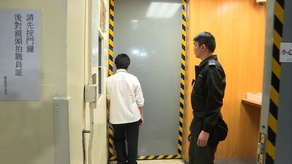 曾蔭權轉往伊院羈留病房留醫