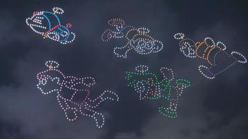 多啦A夢無人機表演維港上演 觀眾擠滿星光大道