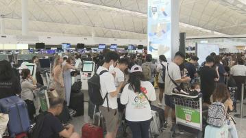部分航空公司人手辦理登機 逾十班航班延誤 人龍一度延伸機鐵站附近