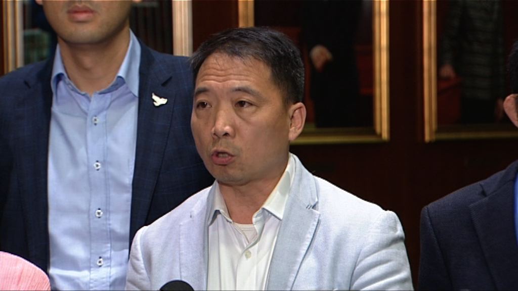 民主黨即時凍結許智峯會籍