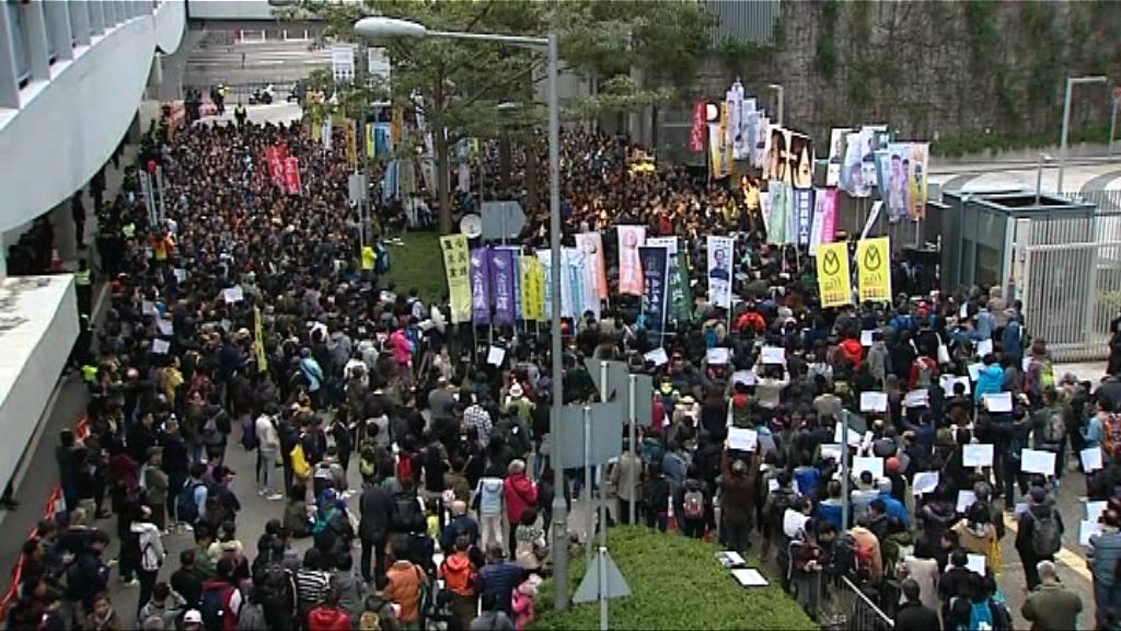 市民集會反對無理取消周庭資格