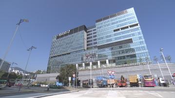 首名龍年嬰兒凌晨零時零分在中大醫院出世