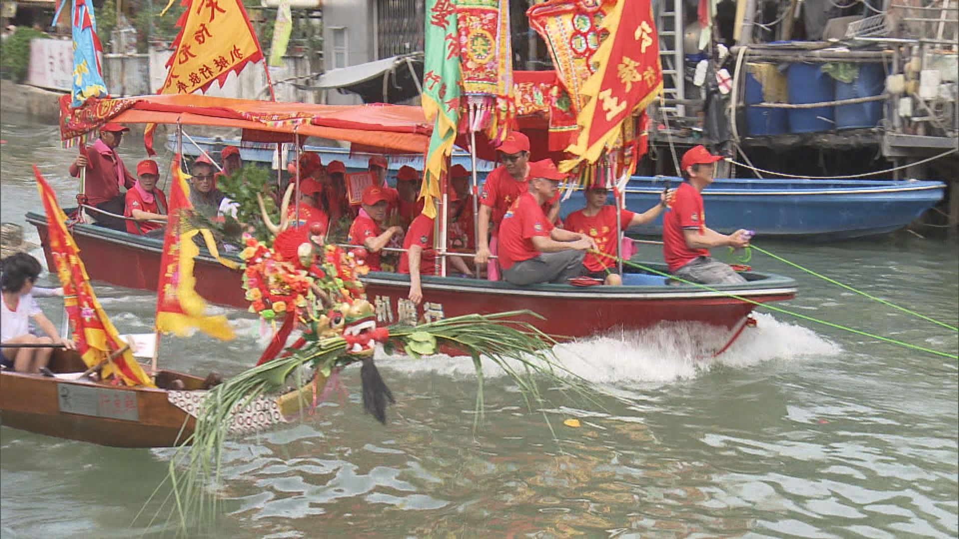 大澳龍舟遊涌吸引不少遊客 商戶稱生意較平日好 