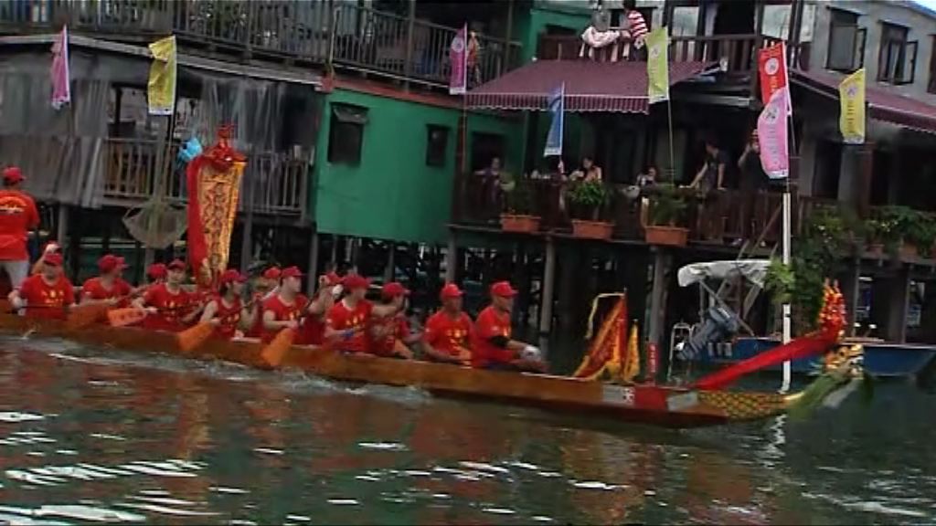 大澳龍舟遊涌大批遊客圍觀