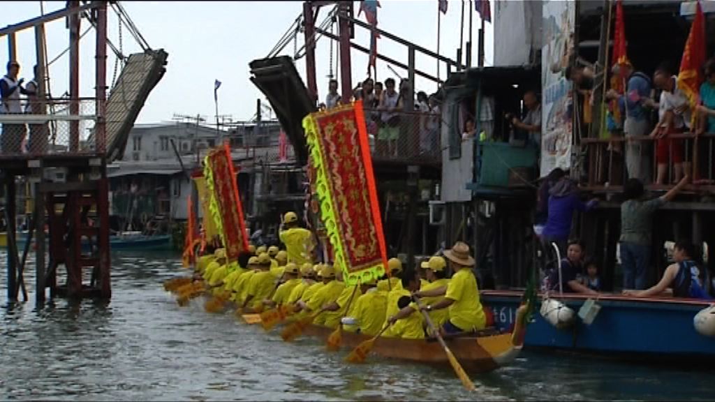 大澳端午節傳統舉行龍舟遊涌