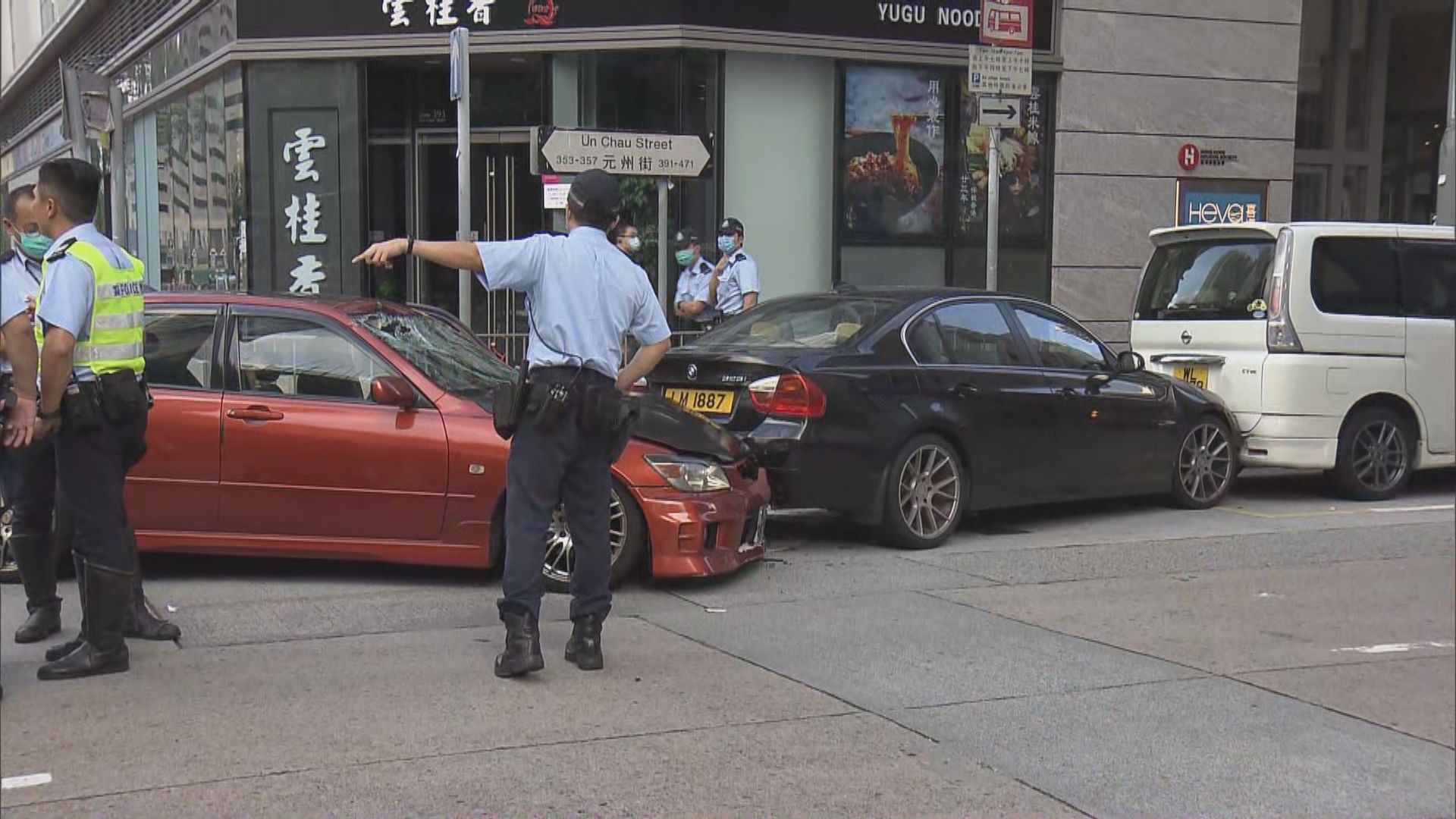 長沙灣一輛私家車衝路障一男一女被捕